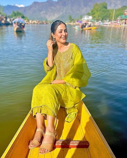 ऑर्गेंजा साड़ी की तरह ही आप ऑर्गेंजा सूट को भी ट्राई कर सकती हैं। इसमें आप पैंट स्टाइल रख सकती है। हर कोई आपके इस सिंपल और सुंदर लुक को पसंद करेगा। (P.C. Insta-realhinakhan)