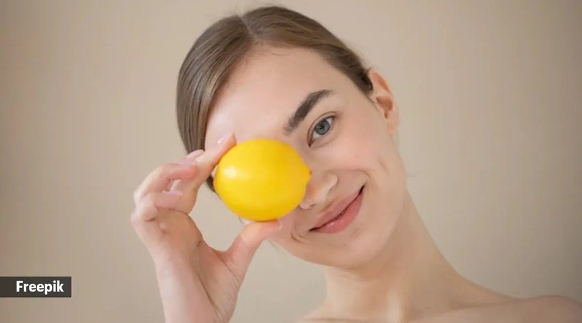 ऑयली स्किन के लिए आप लेमनग्रास का इस्तेमाल (lemongrass for oily skin)कर सकते हैं। ये स्किन पोर्स को खोलता है और ये सीबम प्रोडक्शन को रोकता है जिससे एक्ने की समस्या कम होती है। तो एक्ने में लेमनग्रास को पीस लें और फिर इसे चेहरे पर लगाएं। (P.C. Freepik)