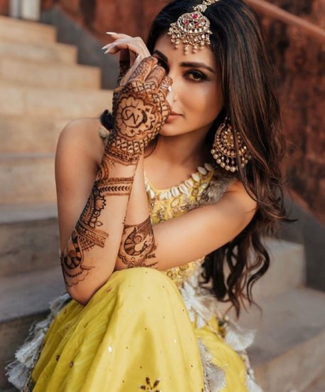 Mehndi darkening tips: सावन में हर लड़की या सुहागन महिला मेहंदी लगाती ही है। पर मेहंदी लगाते समय हर किसी के मन में बस एक ही चाहत होती है कि इसका रंग गाढ़ा आए और मेहंदी अच्छी तरह से रच जाए। ऐसे में आप सबसे पहले तो मेंहदी बनाते समय, इसके घोल को चायपत्ती, चुकंदर और गुड़ के पानी में तैयार करें। (P.C. imouniroy)