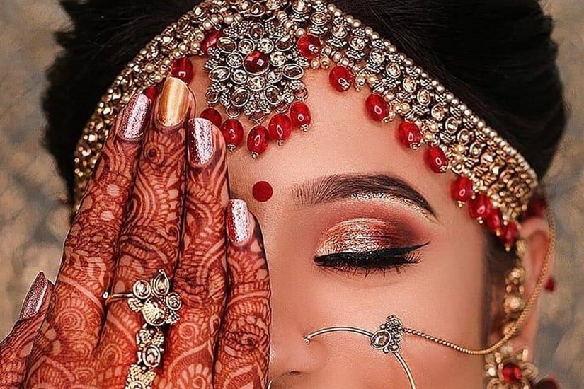 सरसों के तेल की तासीर प्राकृतिक रूप से गर्म होती है। इसका उपयोग करने से आपकी मेहंदी को अधिक गहरा करने में मदद मिलेगी क्योंकि यह स्वाभाविक रूप से आपके हाथों को गर्म करेगी और मेहंदी की रंगत खूब चढ़ेगी। (P.C. makeup_by_Suhani)