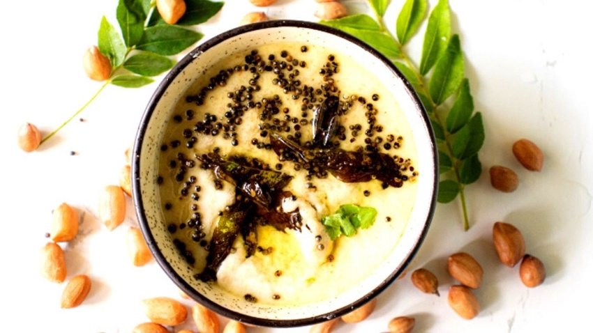 मूंगफली की चटनी (Peanut Chutney) बनाकर आप इसे पराठा और पूड़ी के साथ खा सकते हैं। इसके लिए मूंगफली को भून लें और मिक्सर जार में मूंगफली के दाने और साथ ही हरी मिर्च को मोटा-मोटा काटकर डाल दे। फिर, इसमें नींबू डालें और सेंधा नमक मिलाकर सर्व करें। (P.C. Freepik)