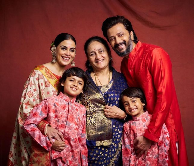 रितेश देशमुख-जेनेलियाबॉलीवुड के सबसे पसंदीदा कपल में से एक रितेश देशमुख और जेनेलिया ने भी अपने बच्चों को बेहद अच्छे संस्कार दिए हैं। इसकी झलक भी अक्सर देखने को मिल जाती है। जब भी एक्टर अपने परिवार के साथ कहीं स्पॉट होते हैं तो उनके बच्चे अक्सर मीडिया को देखकर हाथ जोड़ लेते हैं और उनका धन्यवाद करते हैं। इतनी छोटी उम्र में बच्चों के इस स्वभाव को देखर अक्सर लोगों के मन में एक ही बात होती है, वो ये कि स्टार कपल ने अपने बच्चों की अच्छी परवरिश में कोई कसर नहीं छोड़ी है।