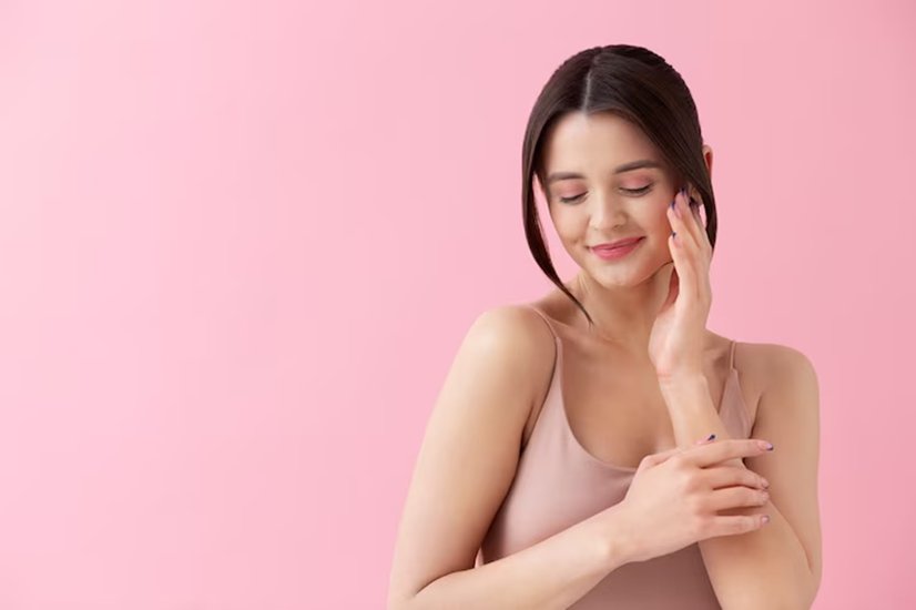जापान के लोग अपनी लंबी उम्र के साथ-साथ हमेशा जवां नजर आने वाली स्किन के लिए भी जाने जाते हैं। 45 की उम्र के बाद भी यहां के लोगों की स्किन पर नेचुरल ग्लो और निखार बरकरार रहता है। ऐसे में अक्सर लोगों के मन में सवाल होता है कि आखिर उनकी इस बेहद खूबसूरत और एंटी-एजिंग स्किन का राज क्या है?बता दें कि इसके लिए वे खास रूटीन फॉलो करते हैं, आइए 7 स्टेप्स में जानते हैं इस खास रूटीन के बारे में- (P.C- Freepik)