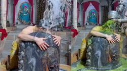 सावन से पहले शिवलिंग से लिपटे तेज प्रताप यादव, कई बाल्टी दूध-भांग और जल चढ़ाते रहे पुजारी, भक्ति में लीन तेजू भैया का अनोखा Video Viral