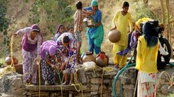दुनिया मेरे आगे: बोतल बंद पानी के आते ही गुमशुदा हुए प्याऊ, स्वास्थ्य के लिए हो सकता है घातक