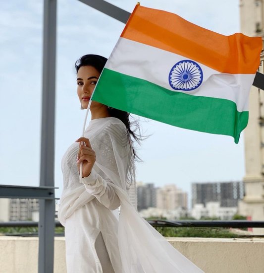 Happy Independence Day 2024: 15 अगस्त पूरे देश का त्योहार है और इस दिन को हर कोई पूरे जोश और जज्बे के साथ मनाता है। इस दिन लोग अपने घर और ऑफिस को सजाते हैं, रंगोली बनाते हैं और तिरंगा के रंग में रंग जाते हैं। ऐसे ही कपड़े भी पहनते हैं। तो स्वतंत्रता दिवस पर कौन सी ड्रेस पहननी चाहिए तो ये आइडिया काम आ सकता है। सबसे पहले पहले तो आप सफेद रंग का सिंपल का सिंपल का कुर्ता ले सकते हैं और इस पर ऑर्रेंज कलर का दुपट्टा ले सकते हैं। (P.C.Insta @sonalchauhan)