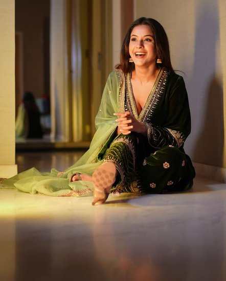 हर रंग का कुर्ता और फिर इसके साथ एक शरारा पैंट इस राखी को खूबसूरत बनाने का काम कर सकती हैं। आपको इस बार ये न्यू ट्रेंड ट्राई करना चाहिए। (P.C. @ shehnaazgill)