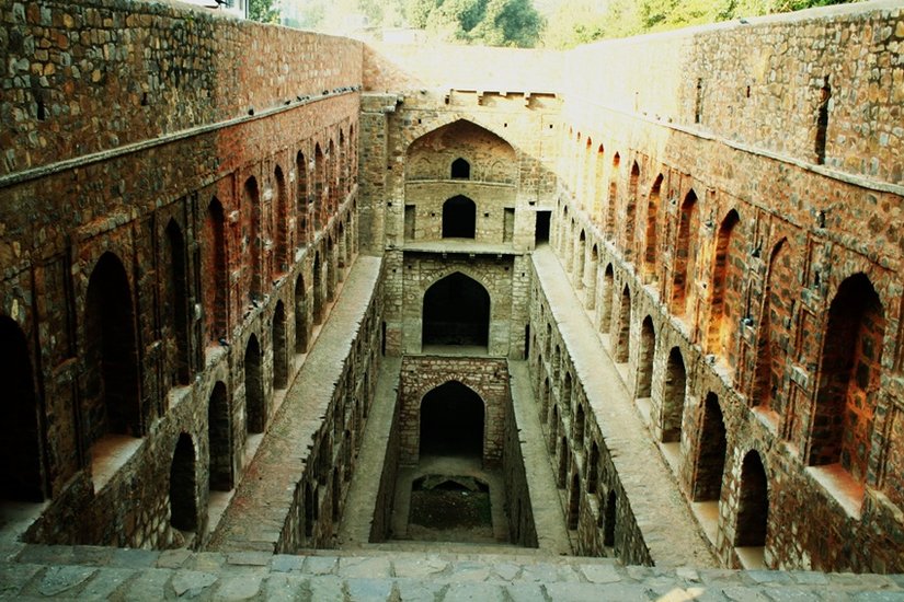 महाराजा अग्रसेन की बाउली दिल्ली में हैंगआउट के लिए परफेक्ट जगह है। अग्रवाल राजवंश के महाराजा अग्रसेन द्वारा निर्मित 60 मीटर लंबी बावड़ी एक स्मारक की तरह लग सकती है, लेकिन यह अपनी अनूठी वास्तुकला से आकर्षित कॉलेज के बच्चों के लिए एक लोकप्रिय हैंगआउट प्लेस है। (P.C. Delhi_tourism)