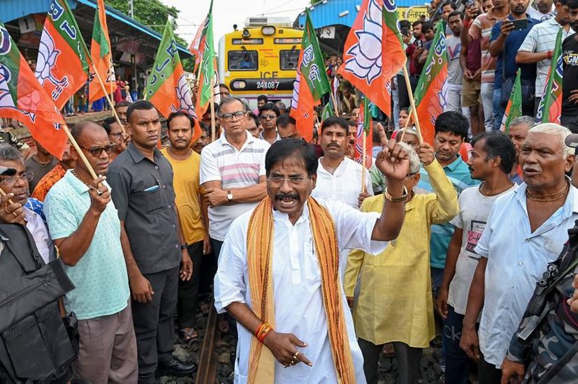 West Bengal Bandh Firing on the car of BJP workers
