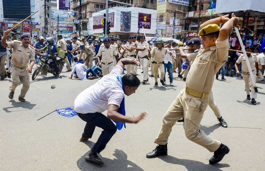 इस दौरान कुछ जगहों पर धरना-प्रदर्शन के दौरान पुलिस को लाठीचार्ज भी करना पड़ा। (PTI)
