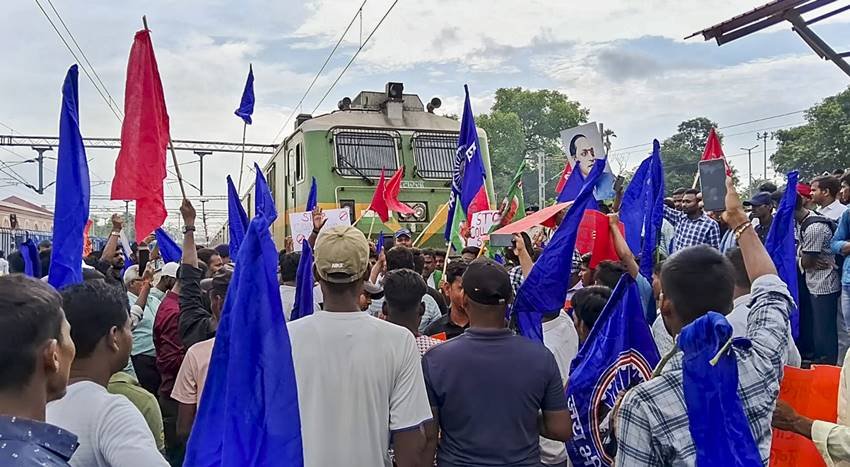 भारत बंद की कुछ तस्वीरें सामने आई हैं जिसमें देखा जा सकता है कि कई जगह पर लोग ट्रेन के आगे धरना दे रहे हैं तो कई जगह लोग सार्वजनिक वाहनों के इंतजार में खड़े हैं। (PTI)