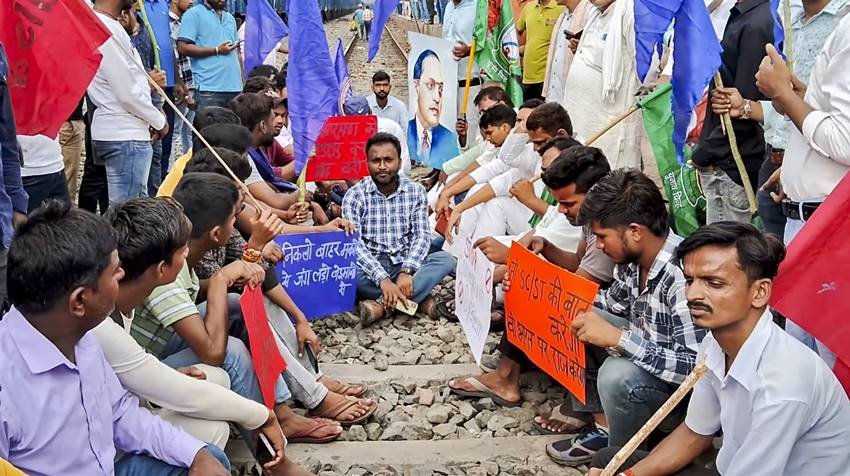 अनुसूचित जाति एवं जनजाति आरक्षण में क्रीमीलेयर को लेकर सुप्रीम कोर्ट के फैसले के खिलाफ देशभर के विभिन्न संगठनों ने आज भारत बंद का आह्वान किया है। इसका असर देश के कई राज्यों में देखने को मिल रहा है। भारत बंद का सार्वजनिक परिवहन सेवाओं से लेकर ट्रेन सेवाओं पर भी असर पड़ा है। (PTI)