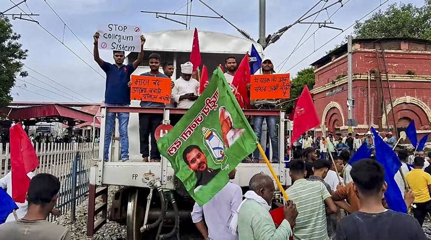 विपक्षी दलों का कहना है कि, सुप्रीम कोर्ट के इस फैसले से अनुसूचित जाति और अनुसूचित जनजाति के संवैधानिक अधिकारों का हनन होगा। क्योंकि, यह पहले से लागू आरक्षण में विशेष आरक्षण है। ऐसे में आरक्षण बचाओ संघर्ष समिति की ओर से देशभर में भारत बंद का आह्वान किया गया। (PTI)