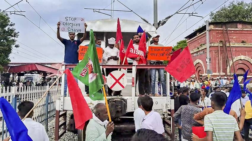 भारत बंद का समर्थन कई राजनीतिक पार्टियों ने भी किया है। जिसमें बहुजन समाज पार्टी (बसपा), राष्ट्रीय लोक दल(प), आजाद समाज पार्टी (कांशीराम) और अन्य संगठनों की ओर से समर्थन किया गया है। (PTI)