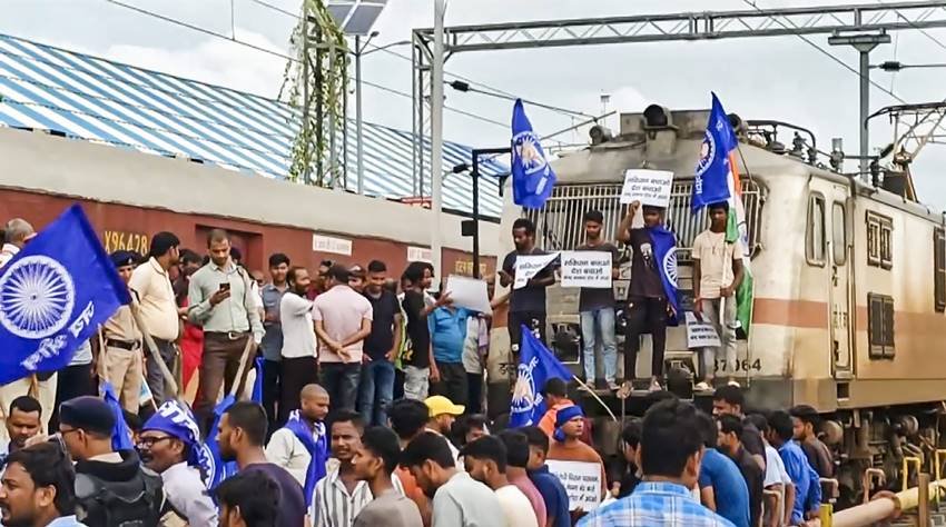 भारत बंद का कारणदरअसल, हाल ही में सुप्रीम कोर्ट ने अनुसूचित जाति और अनुसूचित जनजाति श्रेणी में क्रीमीलेयर वर्ग को आरक्षण देने का फैसला किया था। कोर्ट की ओर से कहा गया कि जिन लोगों को इस श्रेणी में आवश्यकता है उन्हें आरक्षण मिलना चाहिए। (PTI)