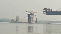 बिहार में फिर ढहा पुल: नदी में समाया अगुवानी ब्रिज का पिलर, तीन साल में तीसरी बार हुआ ऐसा, दस साल से बन ही रहा है पुल