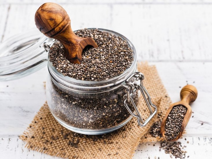 Milk with chia seeds for weight loss: दूध और चिया सीड्स का सेवन वजन घटाने में मदद कर सकता है। ये दोनों मिलकर फाइबर और रफेज का काम करते हैं और मेटाबोलिज्म तेज करने में मदद करते हैं। इससे पेट साफ होता है और बैली फैट घटाने में मदद मिलती है। (P.C. Freepik)