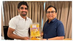 ओलम्पिक मेडलिस्ट रेसलर अमन सहरावत ने ‘तारक मेहता’ के जेठालाल संग खाया फाफड़ा-जलेबी, सामने आई तस्वीरें