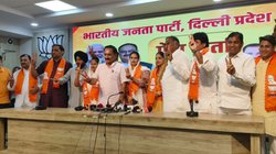 Delhi: विधानसभा चुनाव से पहले अरविंद केजरीवाल को लगा बड़ा झटका, BJP में शामिल हुए 5 AAP पार्षद