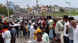 दिल्ली से भलस्वा डेयरी में भारी बवाल, MCD के बुलडोजरों को भीड़ ने घेरा, अतिक्रमण हटाने पहुंची थी टीम