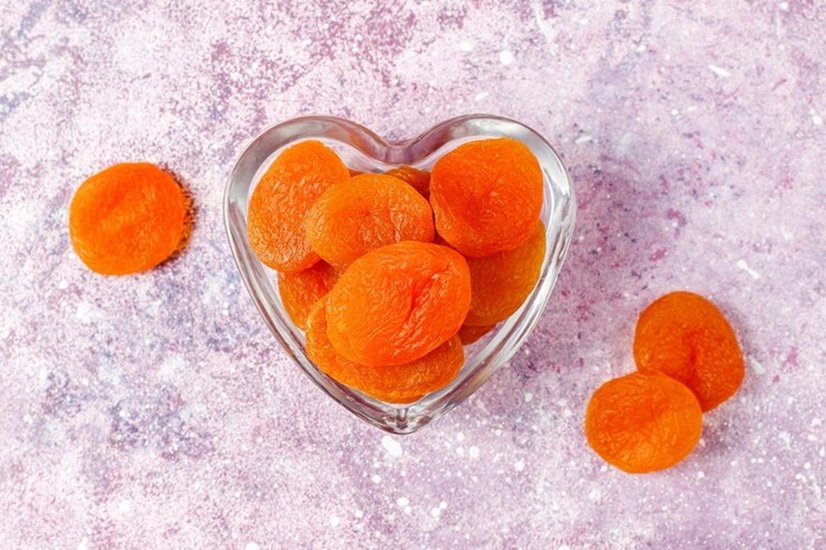 सूखी खुबानीसूखी खुबानी में विटामिन और मिनरल्स की अच्छी मात्रा पाई जाती है। हालांकि, कुछ हेल्थ रिपोर्ट्स बताती हैं कि खाली पेट खाने से सूखी खुबानी सेहत को नुकसान भी पहुंचा सकती है। दरअसल, सूखी खुबानी में नेचुरल शुगर की मात्रा अधिक होती है, जो ब्लड शुगर बढ़ाने के साथ-साथ पाचन पर भी खराब असर डाल सकती है। ऐसे में खाली पेट सूखी खुबानी खाने से बचें। इससे अलग आप प्रोटीन रिच फूड या साबुत अनाज के साथ सूखी खुबानी खा सकते हैं, ऐसा करने पर आप अपने पाचन से समझौता किए बिना इस ड्राई फ्रूट से मिलने वाले पोषण संबंधी लाभों का फायदा ले सकते हैं।