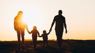 Dunia mere aage, Family relation