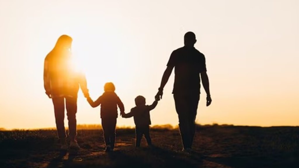 Dunia mere aage, Family relation
