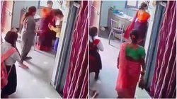 फीस को लेकर हुई बहसबाजी में छात्र ने प्रिंसिपल को जड़ दिया थप्पड़, थाने पहुंचा मामला तो फिर क्या हुआ? देखें Viral Video