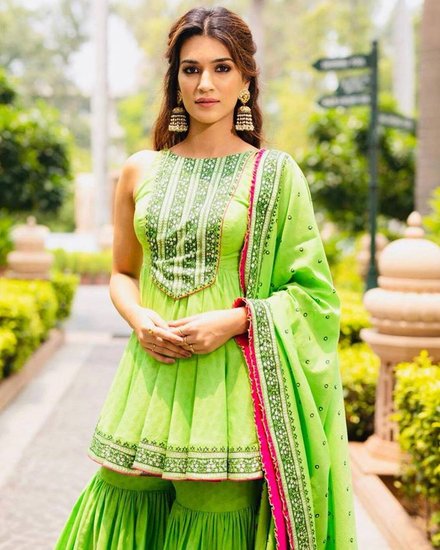 हरियाली तीज के दिन कृति सेनन के इस लुक को ट्राई कर सकती हैं। इसमें आप बेहद ही खूबसूरत लगेंगी। (Kriti Sanon/FB)