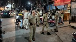 बेटे के हाथ में अपना मोबाइल देख महिला ने खोया आपा, पहले की पिटाई, फिर मार दी दरांती