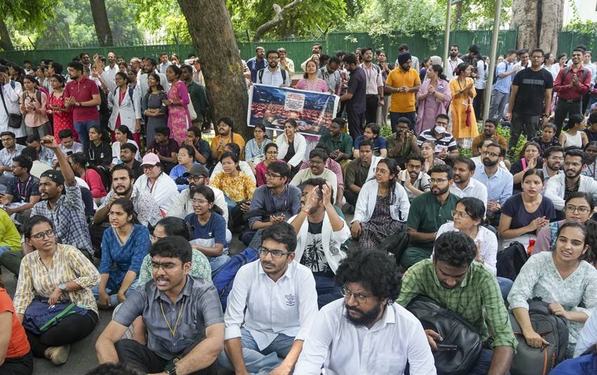 Kolkata rape-murder case Doctor's father has a torn page of daughter diary