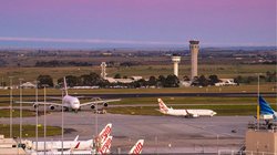 शख्स ने खोला प्लेन का इमरजेंसी एग्जिट गेट और विंग्स पर चलने लगा, अजीब व्यवहार से सभी रह गए हैरान, पुलिस ने किया गिरफ्तार