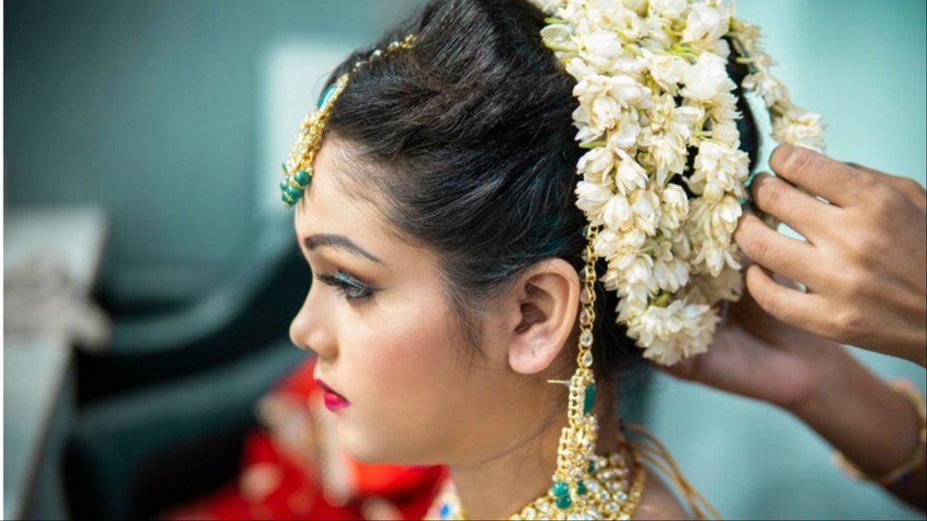 hairstyle without gajra in open hair with mogra and hairpins