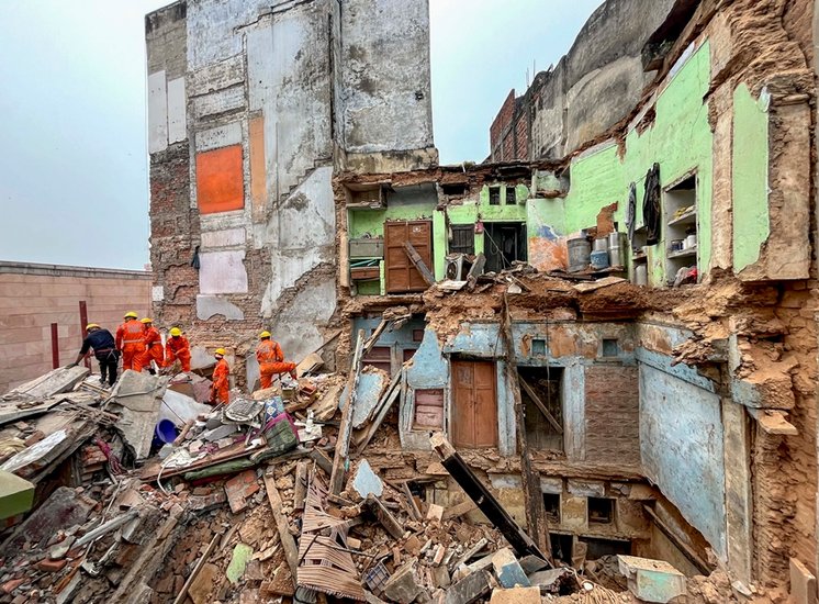 Injuries Varanasi building collapse