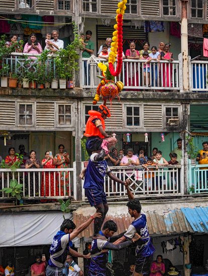 Human pyramid formation