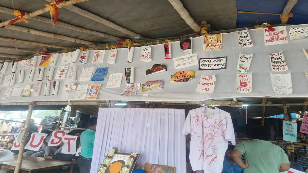 उत्पीड़न की घटनाओं के विरोध में कोलकात में प्रदर्शन स्थल पर लिखे नारे। (एक्सप्रेस फोटो: प्रेमंकुर बिस्वास)