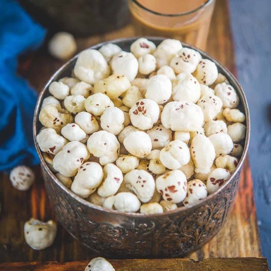 Makhana with milk for weight loss: मखाना और दूध को भिगोकर रख दें और फिर वेट ल़स के लिए इन दोनों का सेवन करें। ये मेटाबोलिज्म को तेज करने और फिर वजन कम करने में मददगार है। (P.C. Freepik)