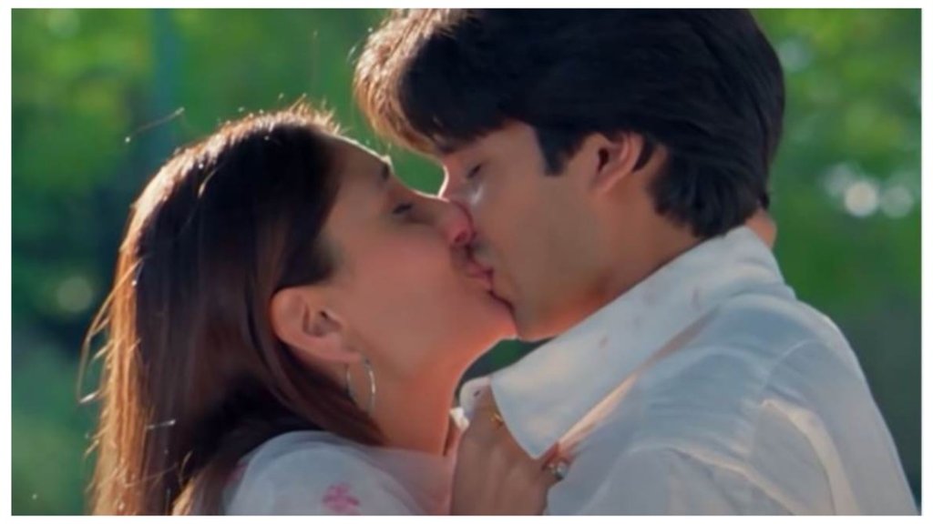 Shahid KAREENA KISS SCENE