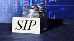 SIP Investment : 1000 रुपये मंथली एसआईपी की वैल्‍यू हो गई 1 करोड़, हर तरह की कंपनी में पैसा लगाती है ये स्‍कीम, रिटर्न देने में अव्‍वल