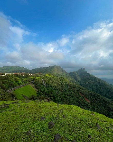 लाचेन, सिक्किम(Lachen, Sikkim): सिक्किम के चारों ओर आपको कई खूबसूरत दृश्य देखने को मिलेगा। लाचेन अपनी बर्फ से ढकी चोटियों के मनोरम दृश्यों वाला एक फेमस हिल स्टेशन है। यहां जाने के लिए आप ज्यादा छुट्टी लेने की भी जरूरत नहीं है। बस 4 दिन में आप यहां घूम सकते हैं। (P.C. Insta-sikkimdiariescom)