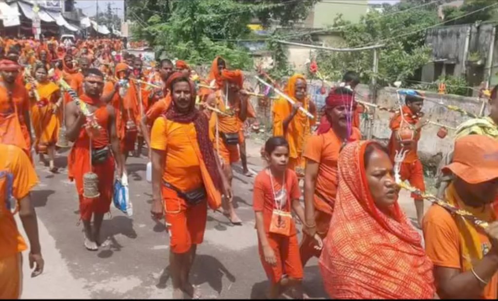 बाबाधाम जाते कांवड़िए। 