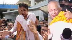 गांव पहुंचने पर ताऊ महावीर फोगाट ने विनेश फोगाट को लगाया गले; भारतीय रेसलर बोलीं- अभी खत्म नहीं हुई लड़ाई, देखें VIDEO