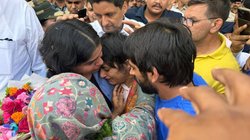 दिल्ली पहुंचते ही विनेश की आंखों से निकले आंसू, साथ खड़े दिखे बजरंग और साक्षी; नहीं नजर आईं ‘दंगल गर्ल’ गीता, बबीता