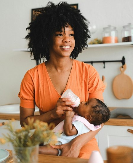 Breastfeeding vs water for babies