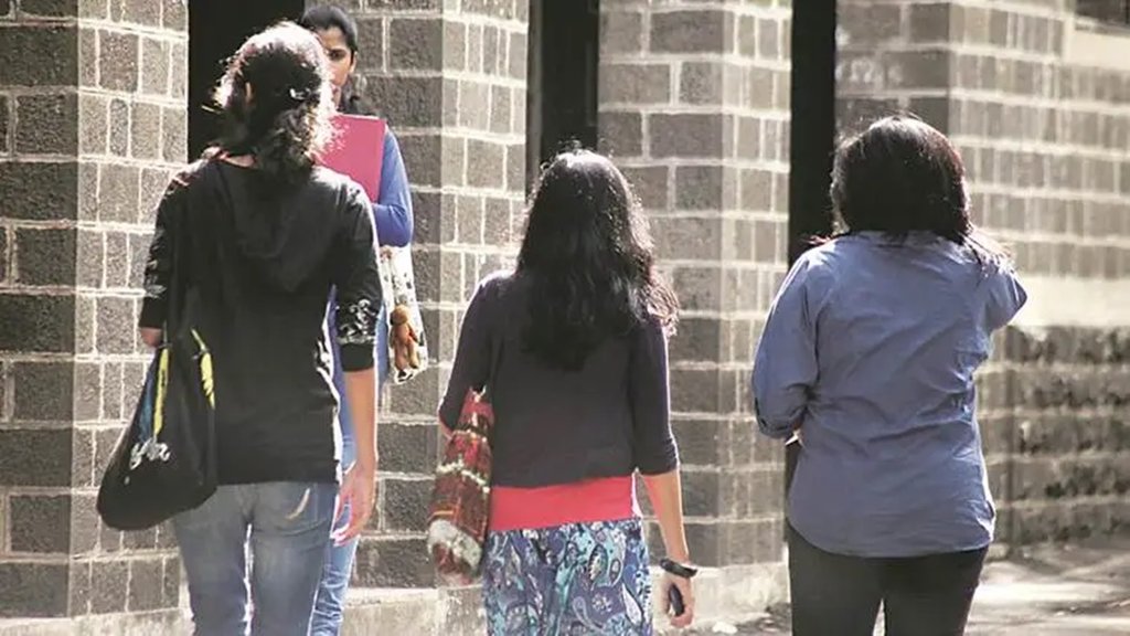 Blog: भय के वातावरण में जीती स्त्रियां, स्कूल-कॉलेज से लेकर घर के आंगन तक असुरक्षित हैं बेटियां