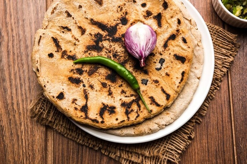 ज्वार की रोटी (jowar ki roti for weight loss):वजन घटाने के लिए ज्वार सबसे अच्छे आटे में से एक माना जाता है। ये प्रोटीन, फाइबर, कैल्शियम, आयरन, फास्फोरस, विटामिन बी और सी सहित पोषक तत्वों भूख को नियंत्रित करने, वजन घटाने को बढ़ावा देने और ऊर्जा के स्तर को बढ़ावा देने में मदद करती है। (P.C. Freepik)