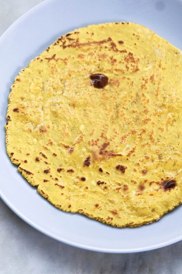 चने की रोटी (chickpea flour for weight loss): चने का आटा या कहें कि बेसन पोषण का पावरहाउस है। यह फाइबर से भरपूर है, जो आपके कार्ब सेवन को नियंत्रित रखता है और प्रोटीन के उत्कृष्ट स्रोत के रूप में काम करता है। बेसन लंबे समय तक भूख को भी नियंत्रित रखता है। इस तरह ये वेट लॉस में मददगार है। (P.C. Freepik)