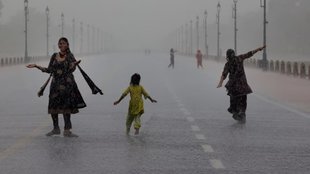 Dunia mere Aage, Rainy Season, Childhood Memories