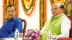 दिल्ली के लोग झेल रहे संकट और बहस इस बात पर क‍ि आख‍िर क‍िसके हाथ में है राजधानी की कमान