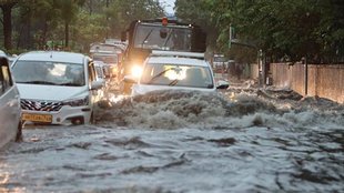 delhi rain, delhi traffic